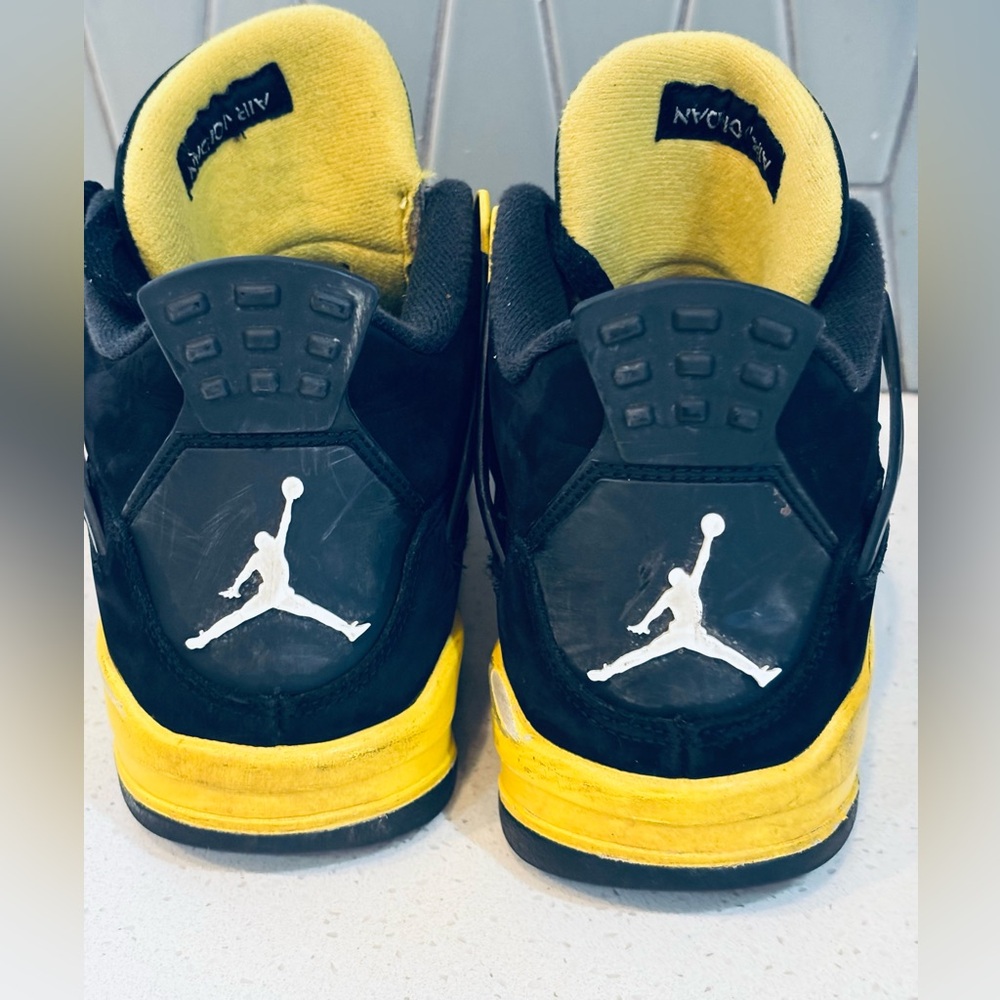 Air Jordan 4 "Thunder"
(2023) - Picture 9 of 12